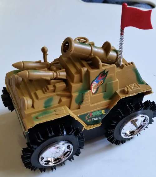 Battery operated TUMBLING TANK with Flashing light