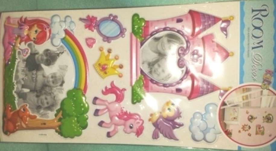 Room Decor - padded with photo frames : pretty and bright for the little princess!