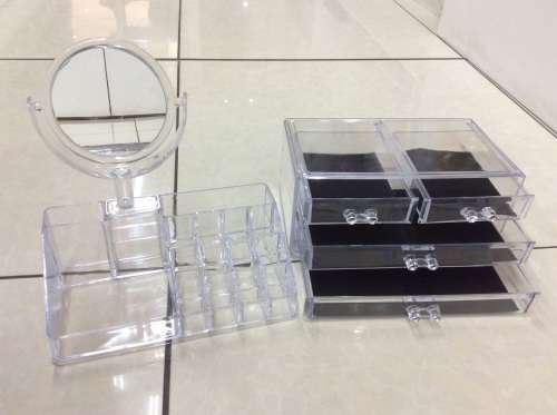 Cosmetic organizer with mirror