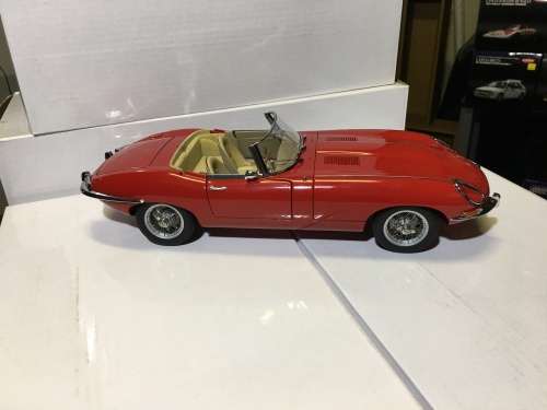 1:18 AUTOart Signature Jaguar E-Type Series 1 Roadster 3.8