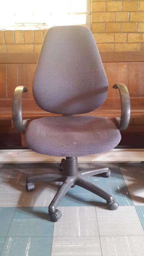 Office chair with arm rests