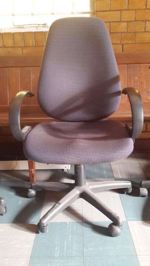 Office chair with arm rests