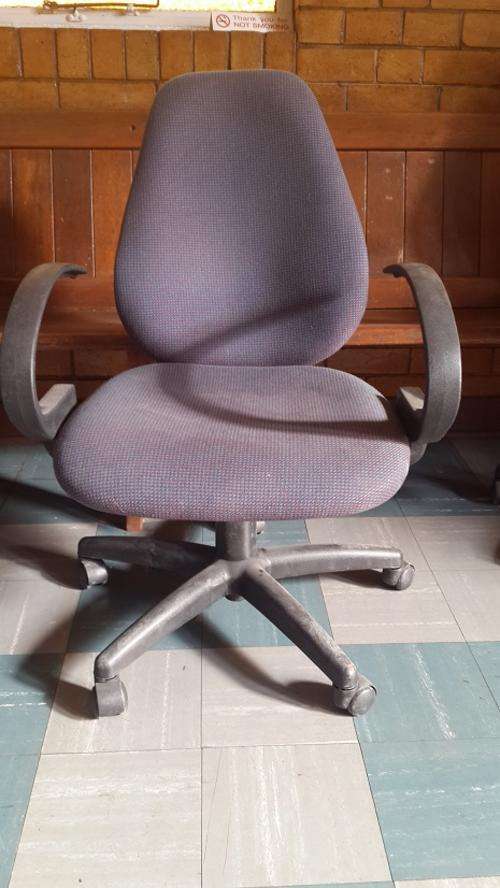 Office chair with arm rests