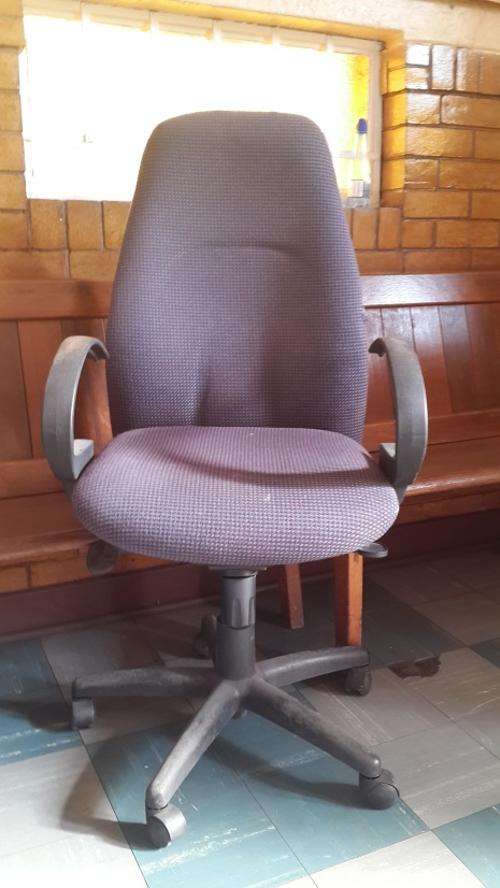 Office chair (high back) with arm rests