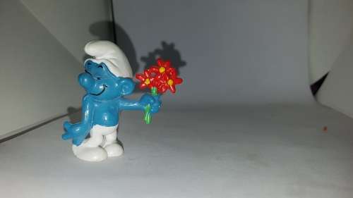 Smurfs 20044 Lover Smurf Valentines Red Flowers Vintage Figure PVC 80s Figurine