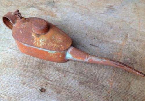 VINTAGE PRECISION PRESSURISED OIL POURER, NICE RUSTIC LOOK.
