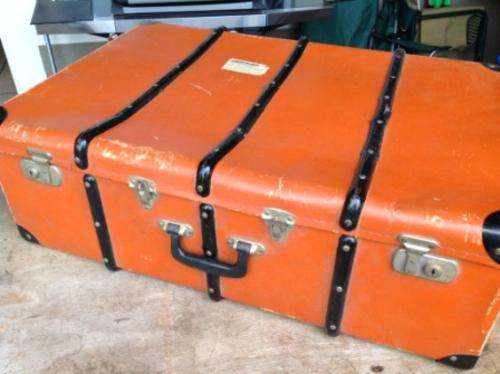 LARGE VINTAGE SUITCASE WITH NICE COLOUR.