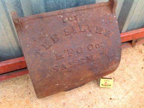 WOW VINTAGE CAST IRON BRANDED MACHINE COVER FOR SIGNAGE - 302 THE SILVER MNAUF'G co. SALEM