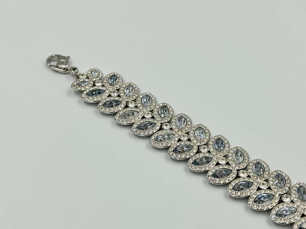 MAGNIFICENTLY BEAUTIFUL SWAROVSKI STATEMENT BRACELET