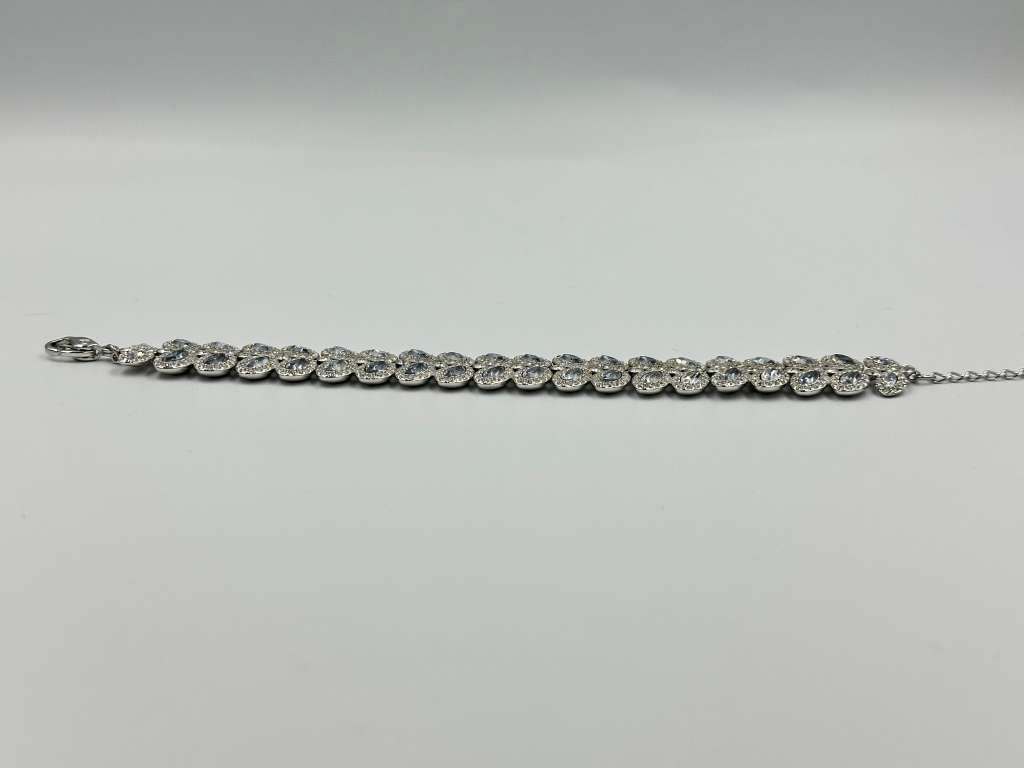 MAGNIFICENTLY BEAUTIFUL SWAROVSKI STATEMENT BRACELET