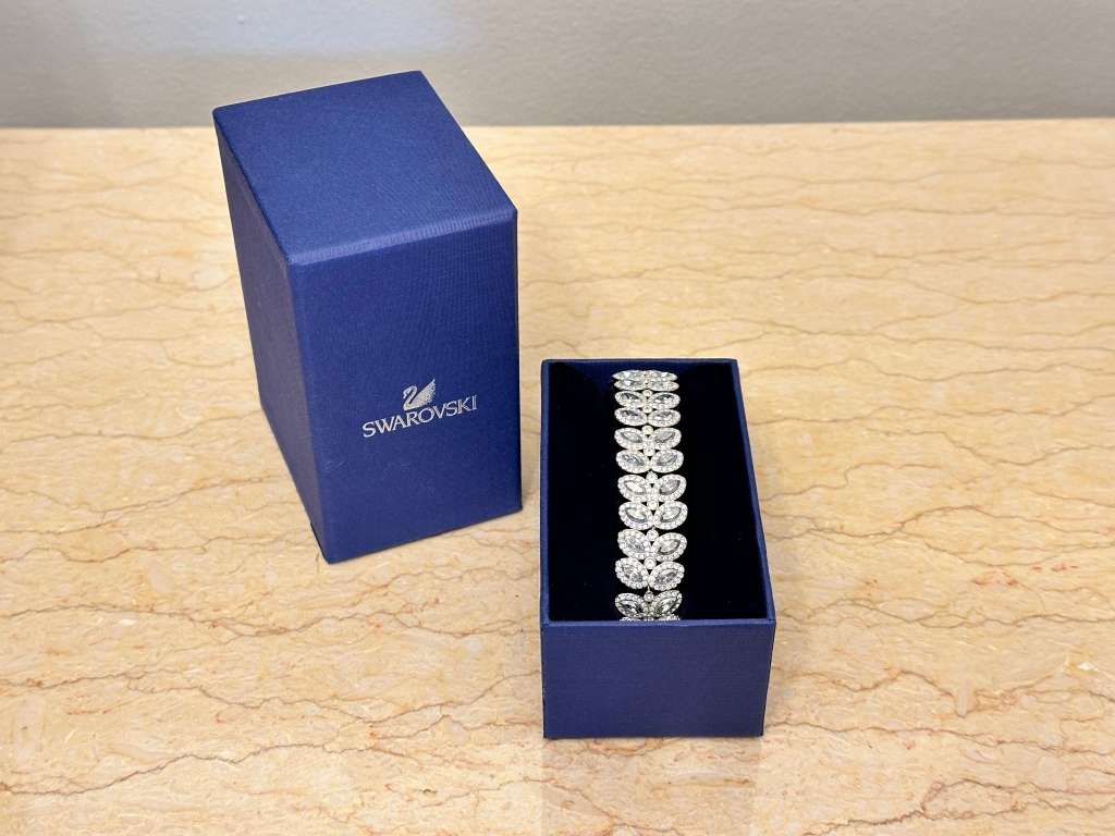 MAGNIFICENTLY BEAUTIFUL SWAROVSKI STATEMENT BRACELET