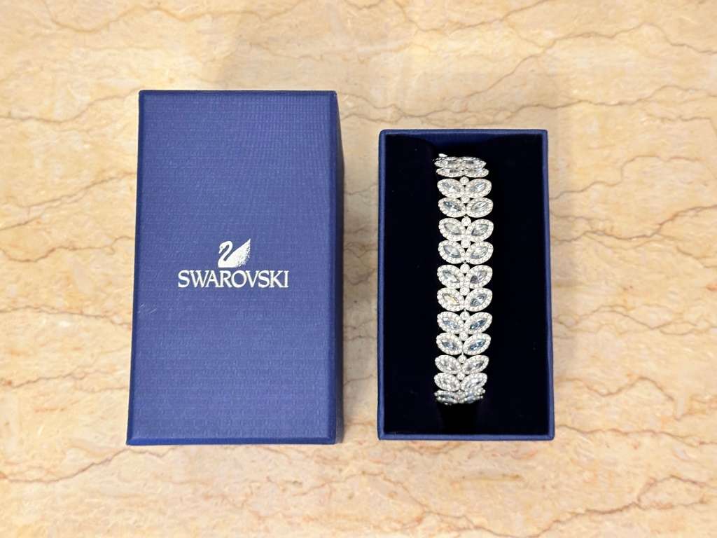 MAGNIFICENTLY BEAUTIFUL SWAROVSKI STATEMENT BRACELET