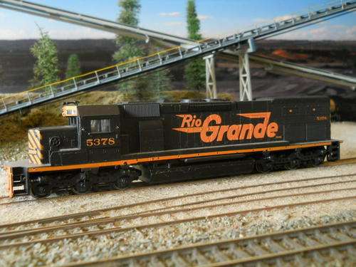 HO SCALE DIESEL LOCOMOTIVE