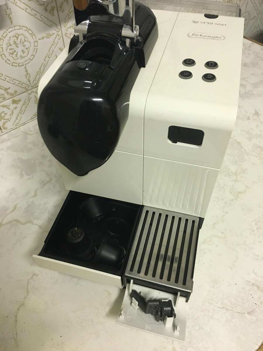 Nespresso Delonghi Lattissima Plus ** PLEASE READ **