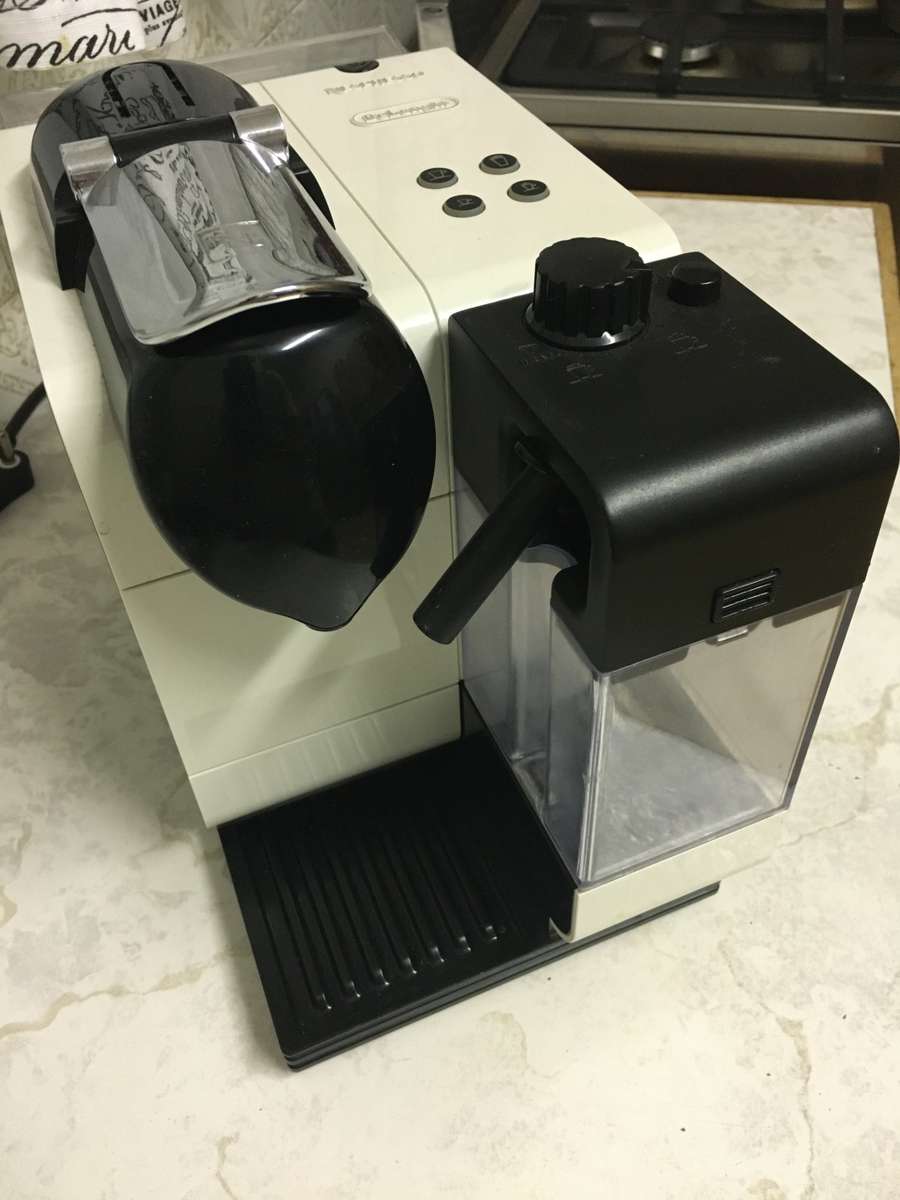 Nespresso Delonghi Lattissima Plus ** PLEASE READ **