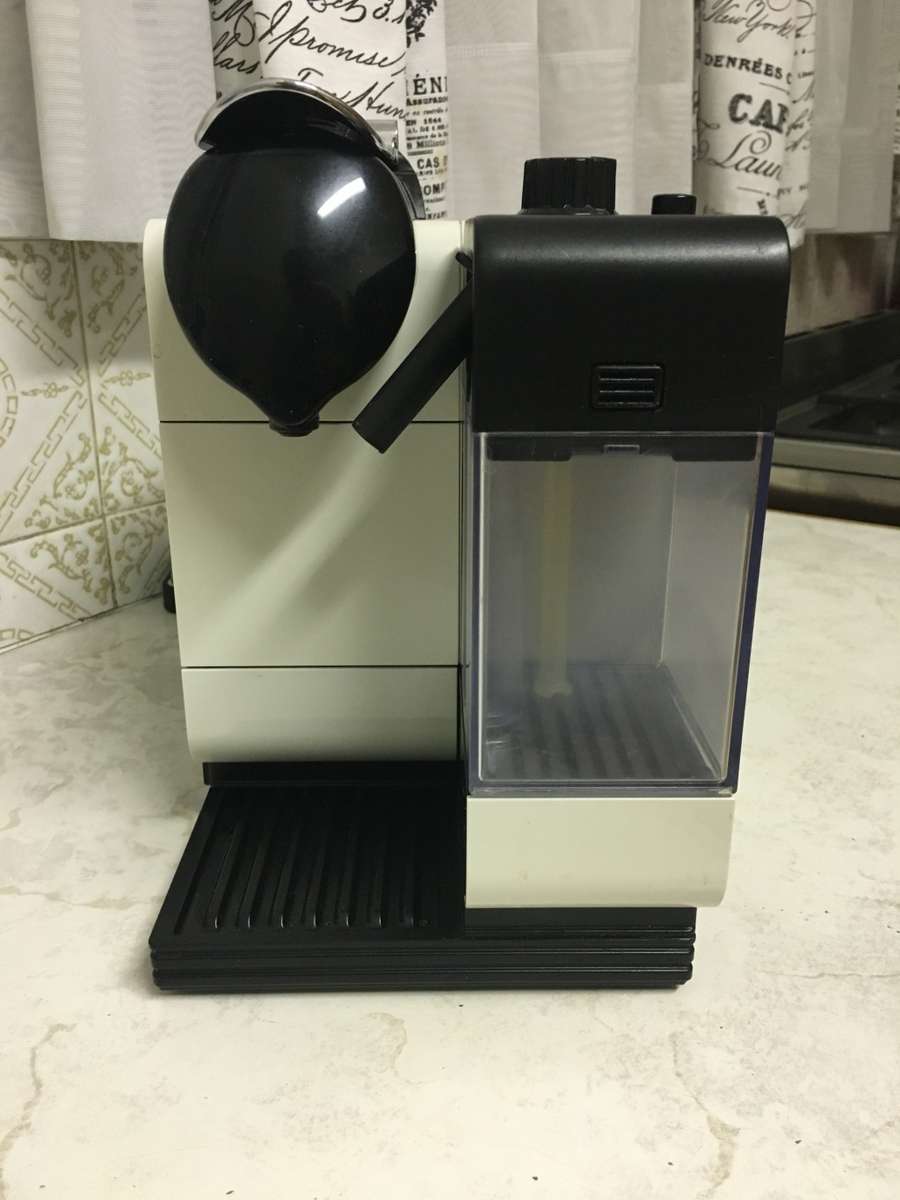 Nespresso Delonghi Lattissima Plus ** PLEASE READ **
