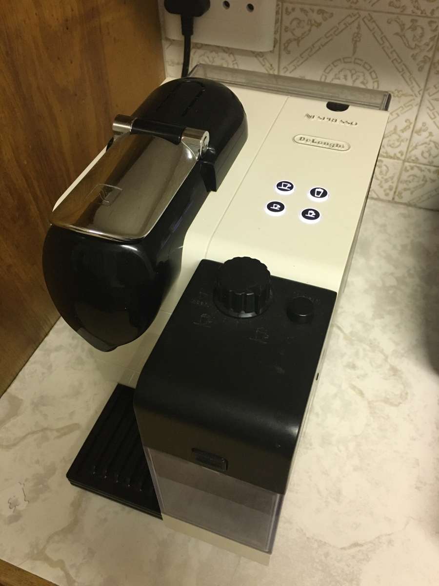 Nespresso Delonghi Lattissima Plus ** PLEASE READ **