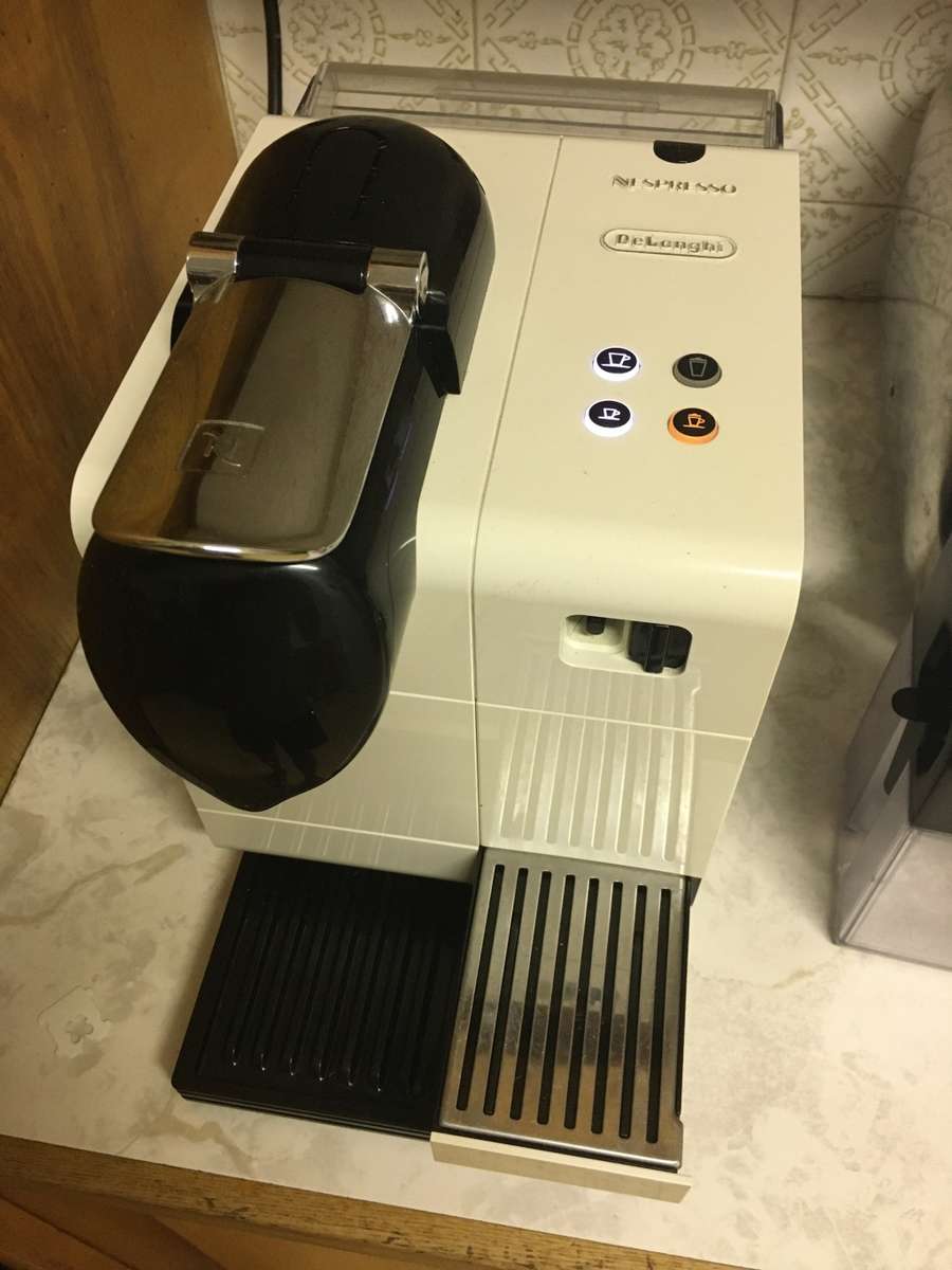 Nespresso Delonghi Lattissima Plus ** PLEASE READ **