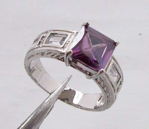 Beautiful 14kt white gold and 2.5ct lab amethyst ring