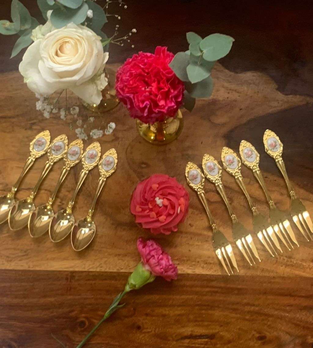 Vintage Cottage Core Collection: 15-Piece Rustic Antique Shabby Chic China Set with Plate Hangers