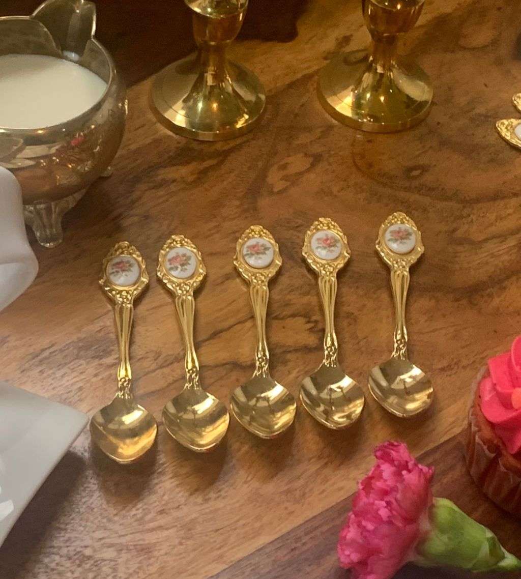 Vintage Cottage Core Collection: 15-Piece Rustic Antique Shabby Chic China Set with Plate Hangers