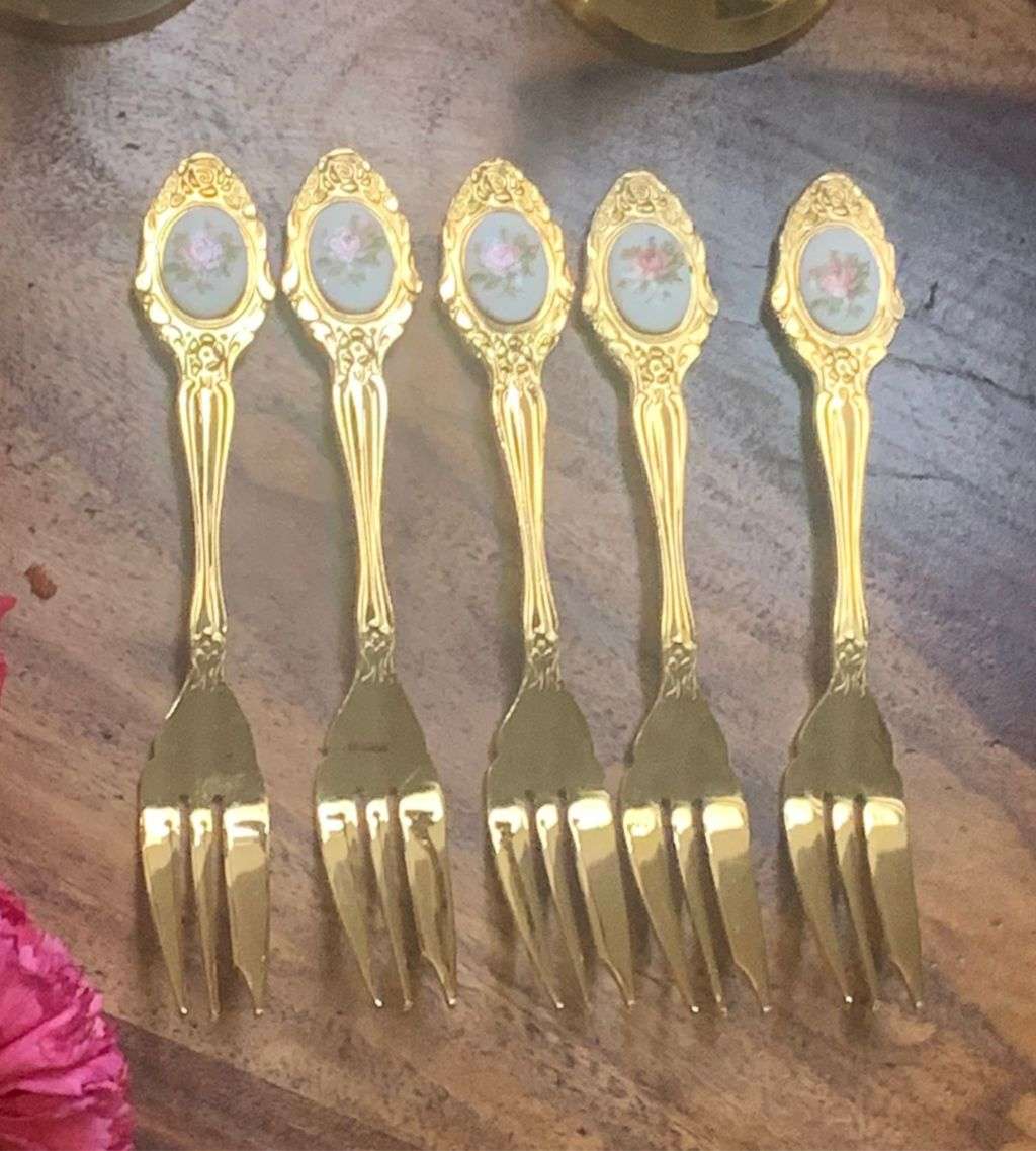 Vintage Cottage Core Collection: 15-Piece Rustic Antique Shabby Chic China Set with Plate Hangers