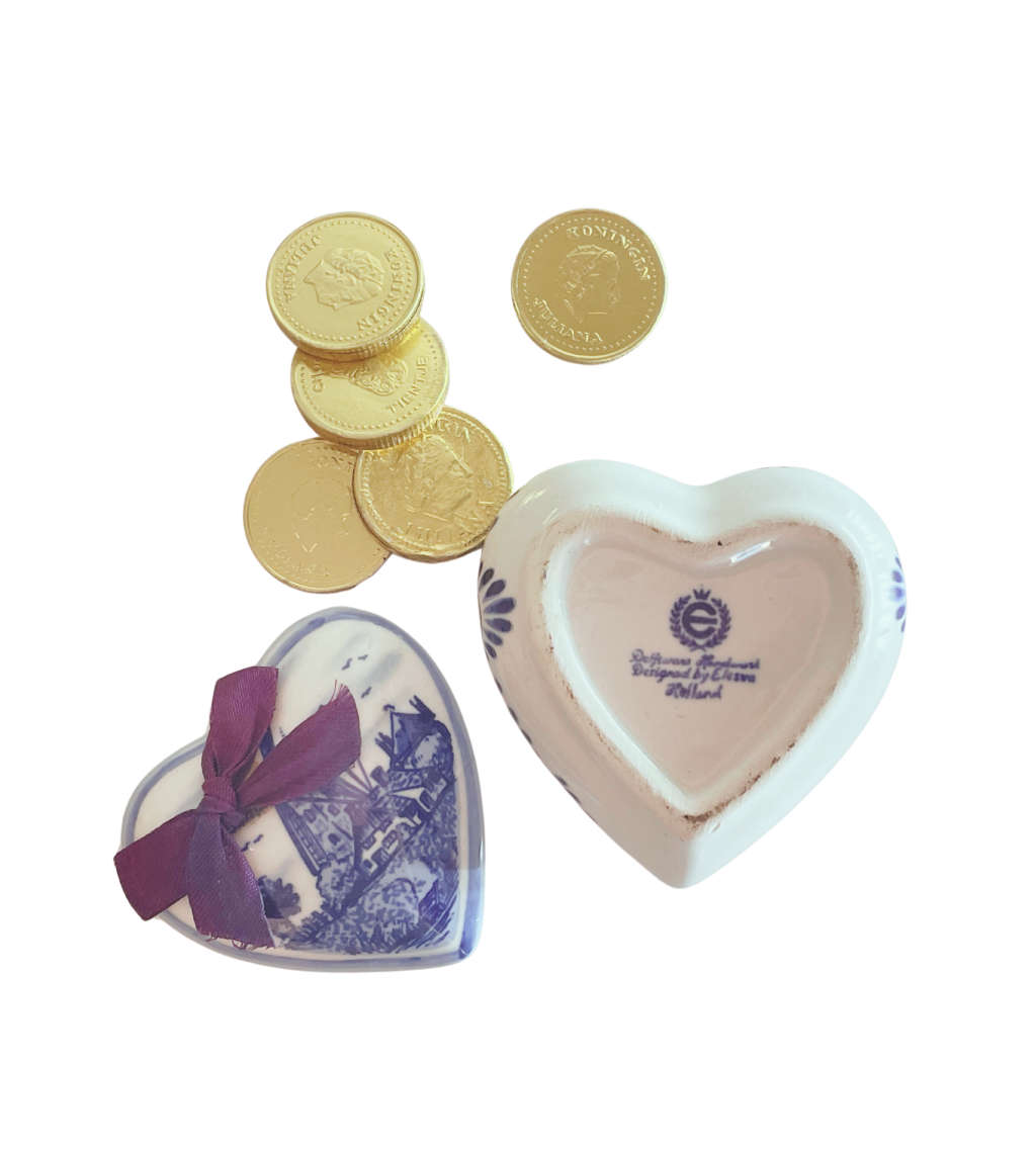 13-Piece Delftware Collectibles Set with Brooch  Blue and White Ceramic