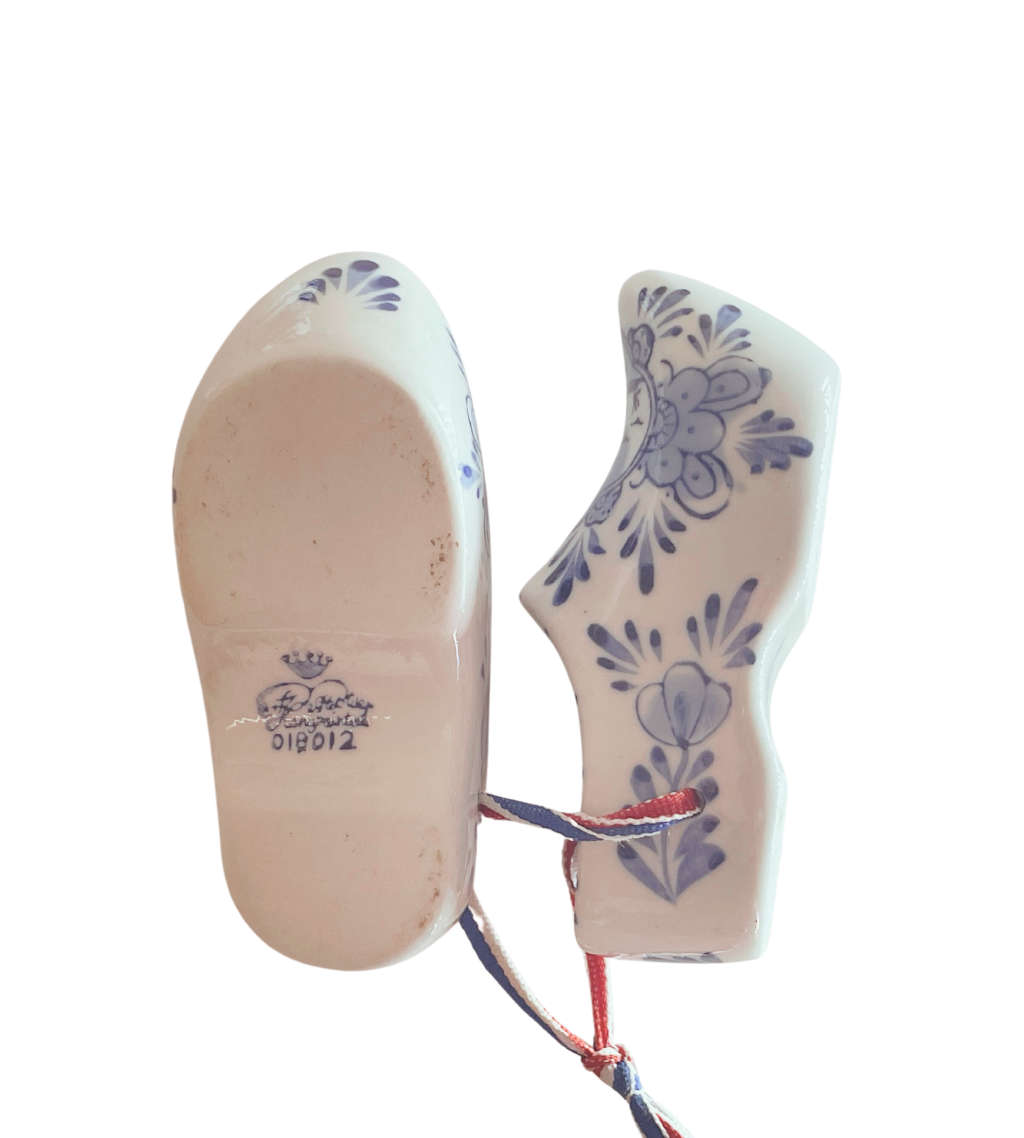 13-Piece Delftware Collectibles Set with Brooch  Blue and White Ceramic