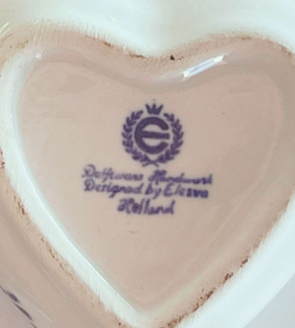 13-Piece Delftware Collectibles Set with Brooch  Blue and White Ceramic