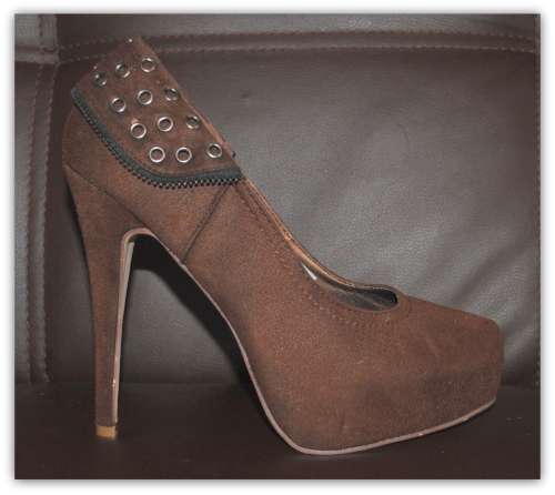 MUST HAVE SEXY LEVI HEELS - SUIT SIZE 4-5