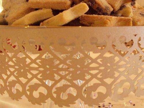 68cm FILIGREE PALE GOLD CAKE PLATE WRAPPER