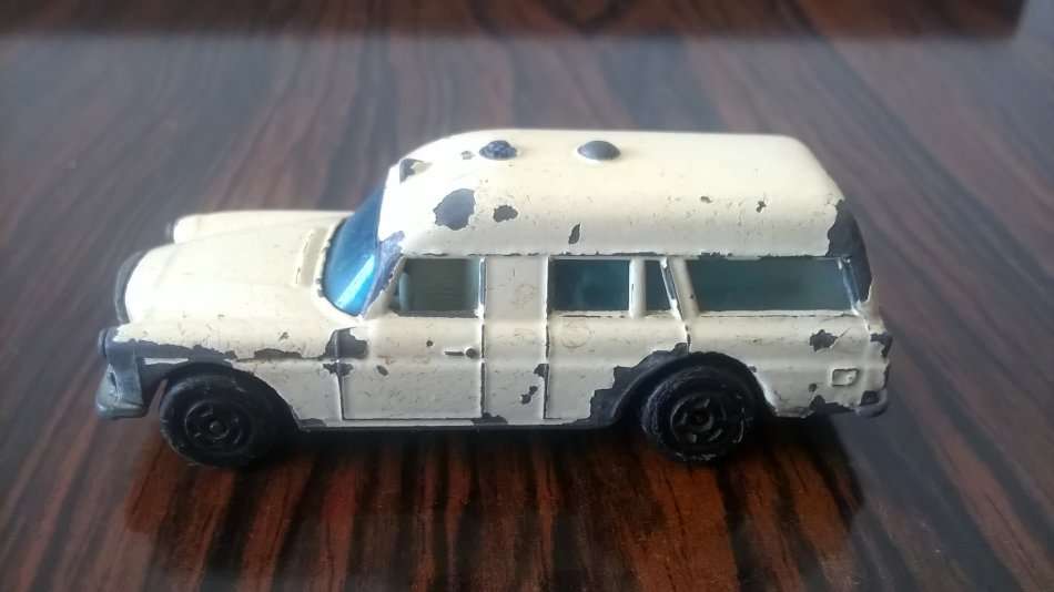 Mercedes Benz "Binz" Ambulance No.3 - 1:64 Matchbox Superfast