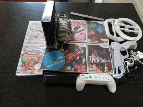 WII CONSOLE WITH 7 WII GAMES AND LOTS OF EXTRAS