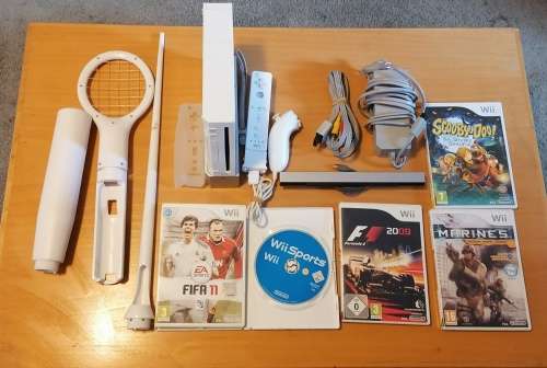 Wii Console White with x5 Wii games and Wii accessories (Wii)