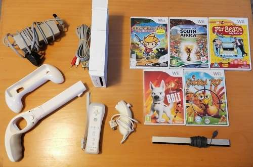 Wii Console White with x5 Wii games and Wii extras (Wii)