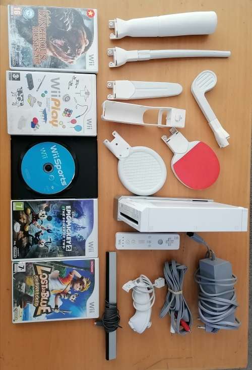 Wii Console White with x5 Wii games and Wii accessories (Wii)