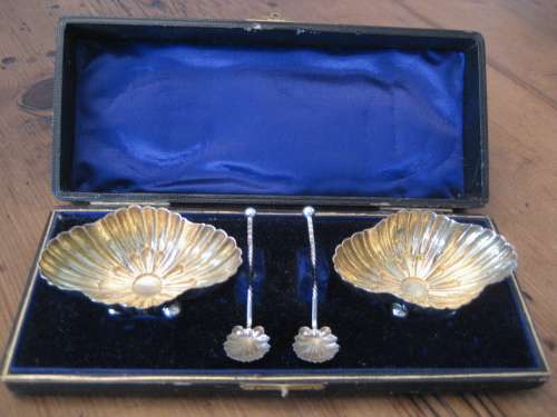 Victorian Sterling Silver 4 Piece Set of Shell Shaped Open Salts and Spoons in Original Fitted Case