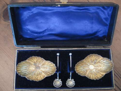 Victorian Sterling Silver 4 Piece Set of Shell Shaped Open Salts and Spoons in Original Fitted Case