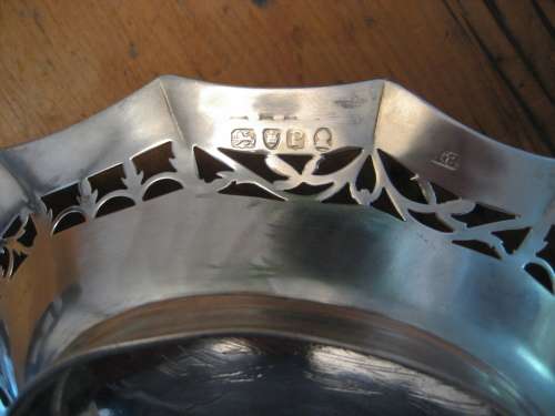 Antique GEORGE lll Sterling Silver Basket London 1790 Swing Handle 136 gm