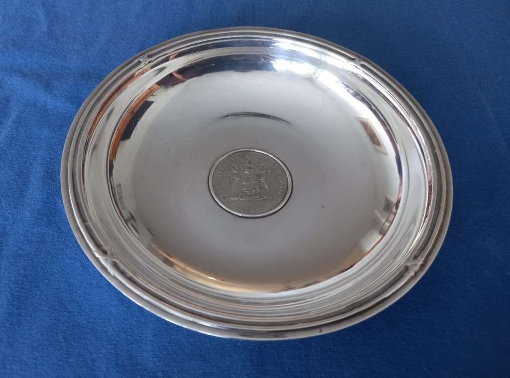 South African Mint Fine (99.9%) Silver Dish (195.5 gm) 1977 with R1 Coin Insert 1977