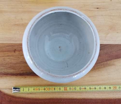 White Linnware bowl