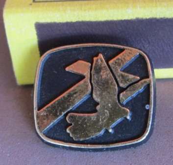 PIN BADGE - DOVE & CROSS