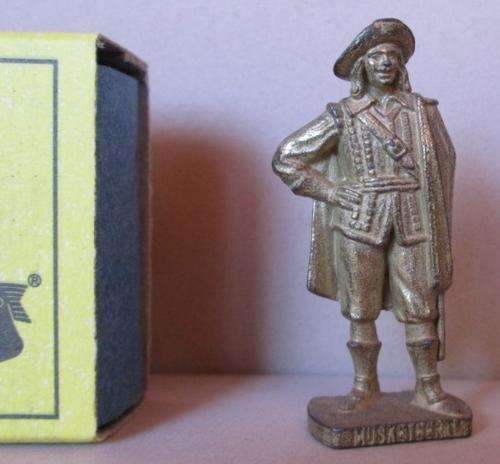 1 METAL FIGURE - MUSKETEER