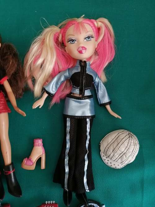 3 Bratz Dolls with some Accessories