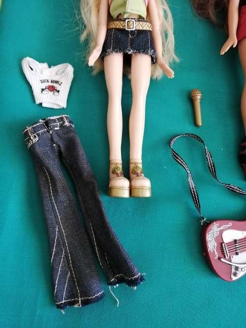 3 Bratz Dolls with some Accessories