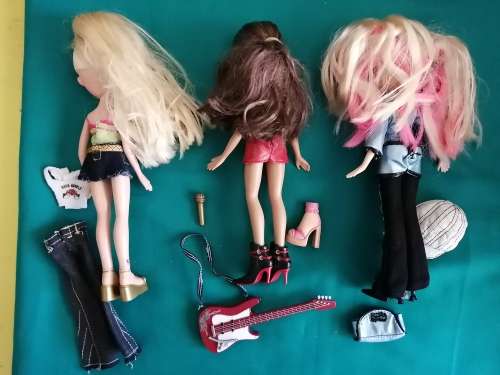 3 Bratz Dolls with some Accessories