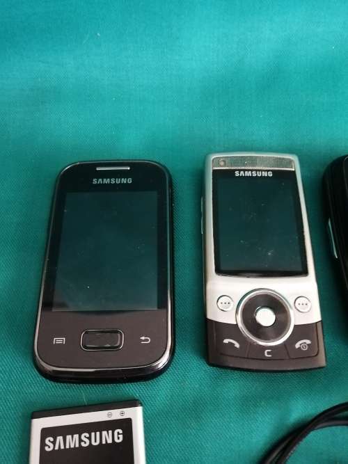 Job Lot of 5 Various Samsung Phones, 2 chargers and 1 extra battery