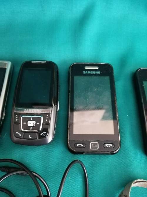 Job Lot of 5 Various Samsung Phones, 2 chargers and 1 extra battery