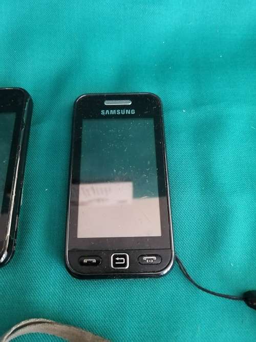 Job Lot of 5 Various Samsung Phones, 2 chargers and 1 extra battery