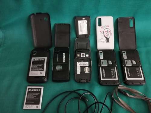 Job Lot of 5 Various Samsung Phones, 2 chargers and 1 extra battery